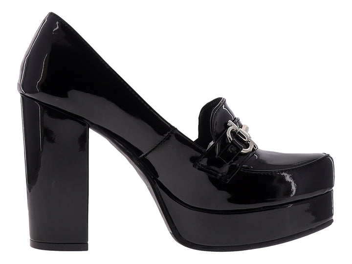Zapato de tacón plataforma en charol negro con detalle de hebilla plateada.