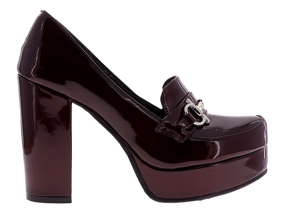 Zapato de tacón alto y plataforma color merlot brillante con detalle de hebilla plateada.