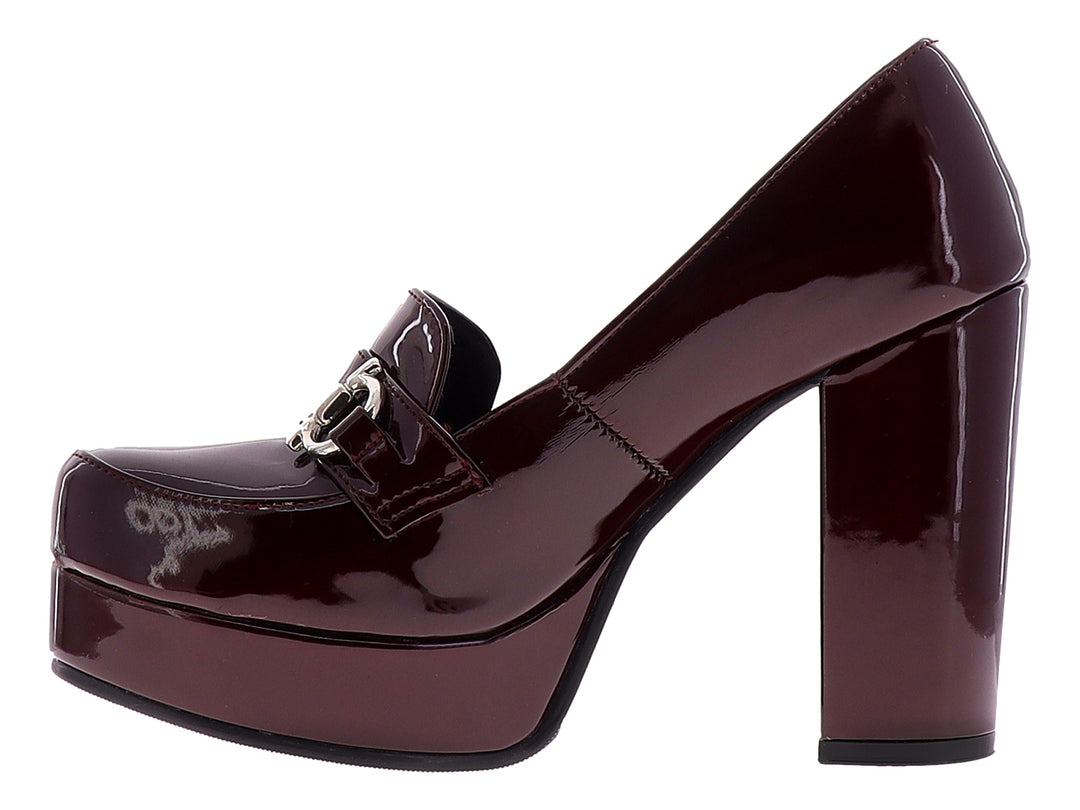 Zapato de tacón alto y plataforma color merlot brillante con detalle de hebilla plateada.