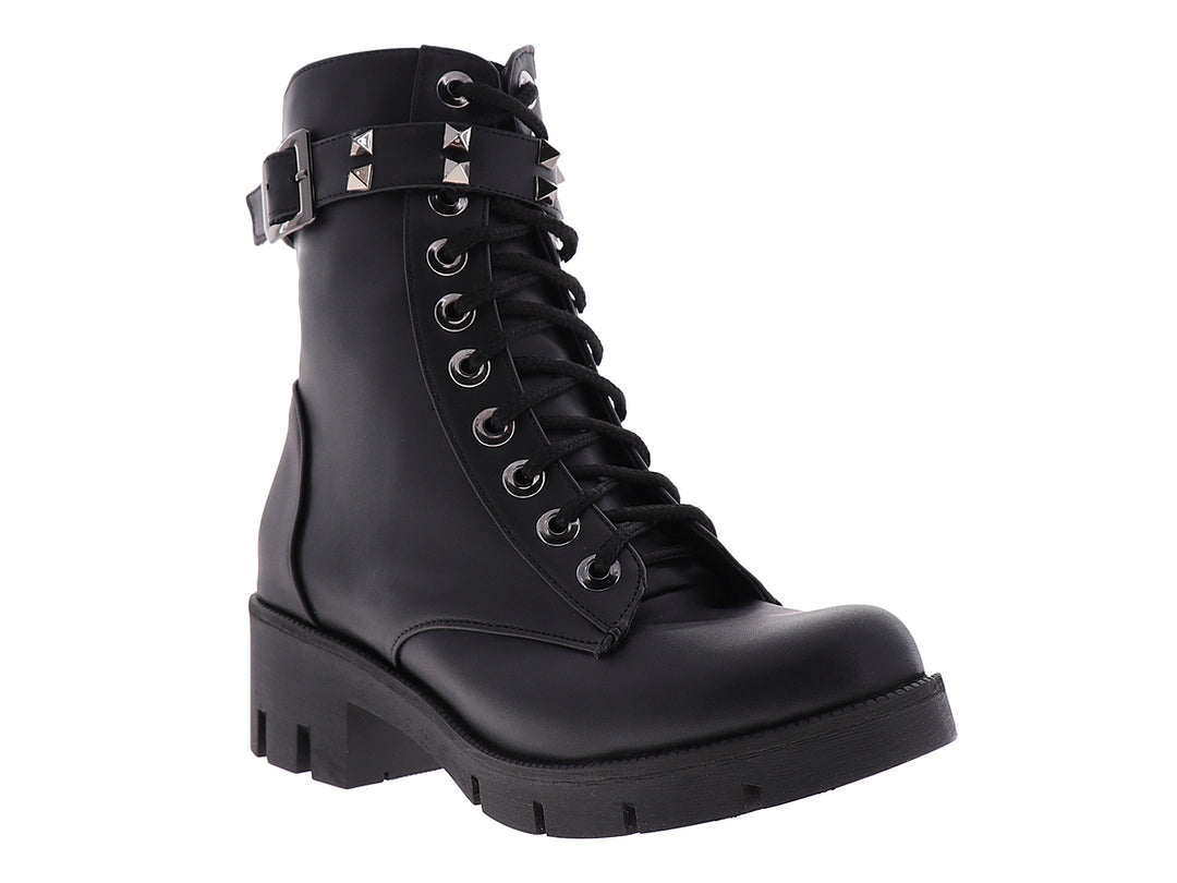 Bota negra de estilo militar con agujetas, suela track y correa con estoperoles plateados.