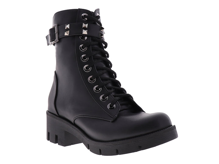 Bota negra de estilo militar con agujetas, suela track y correa con estoperoles plateados.