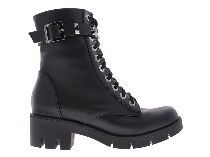 Bota negra de estilo militar con agujetas, suela track y correa con estoperoles plateados.