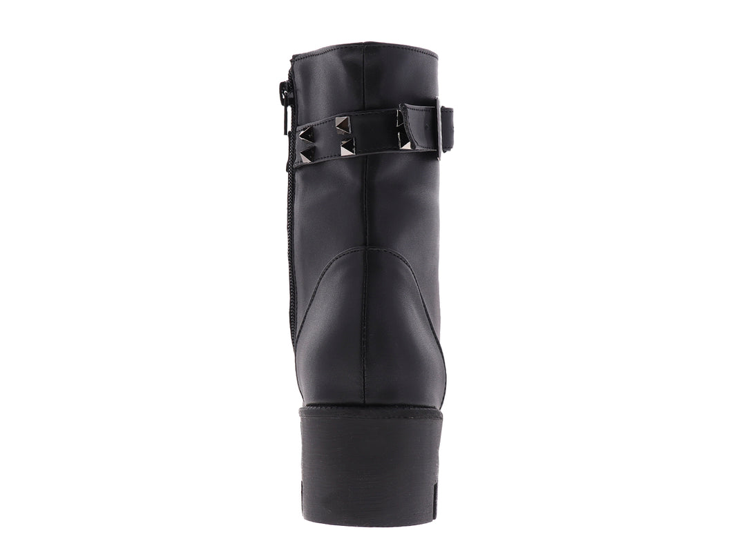 Bota negra de estilo militar con agujetas, suela track y correa con estoperoles plateados.