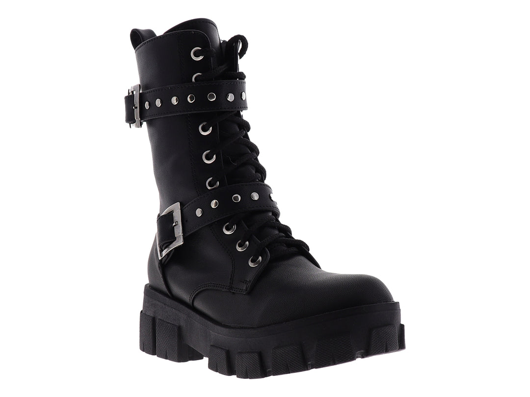 Botines negros para mujer con suela track, cordones y hebillas decorativas plateadas.