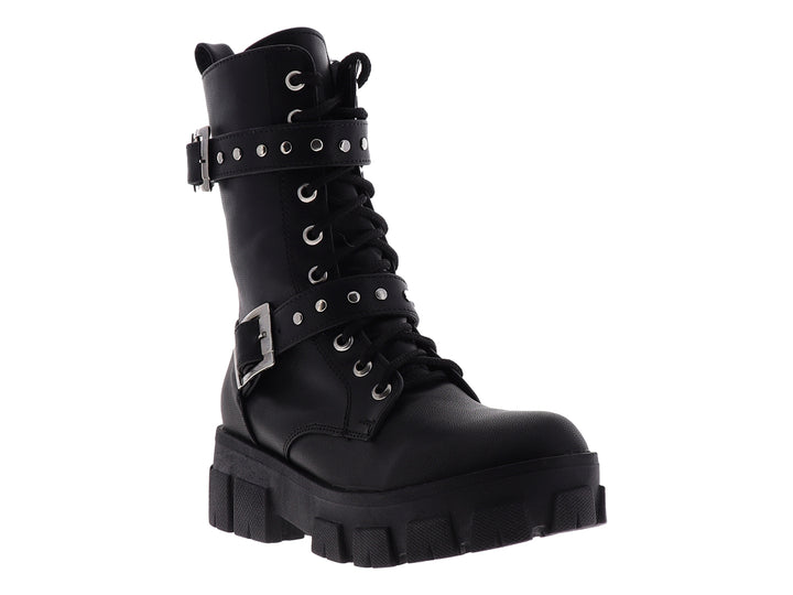 Botines negros para mujer con suela track, cordones y hebillas decorativas plateadas.