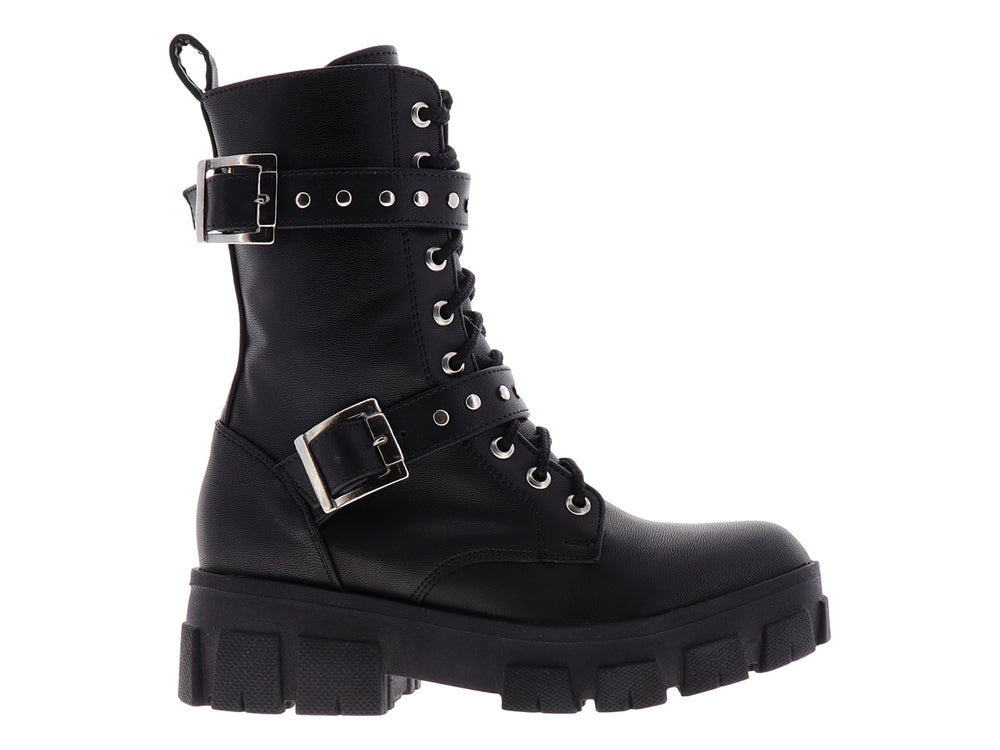 Botines negros para mujer con suela track, cordones y hebillas decorativas plateadas.