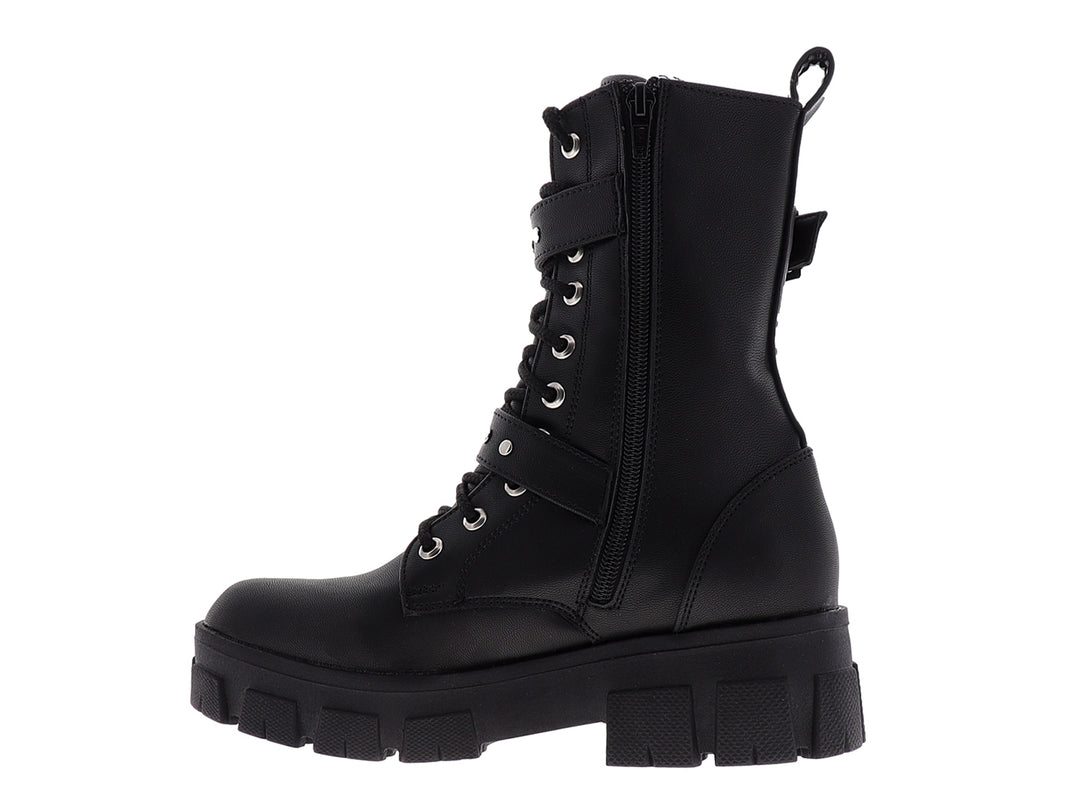 Botines negros para mujer con suela track, cordones y hebillas decorativas plateadas.