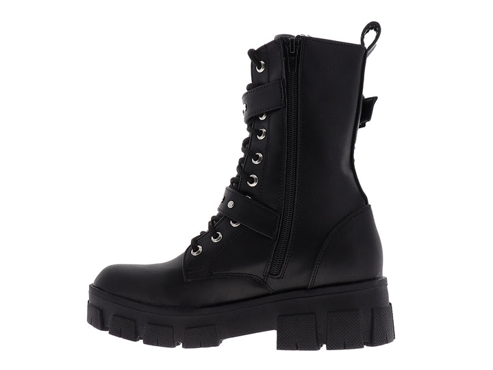 Botines negros para mujer con suela track, cordones y hebillas decorativas plateadas.