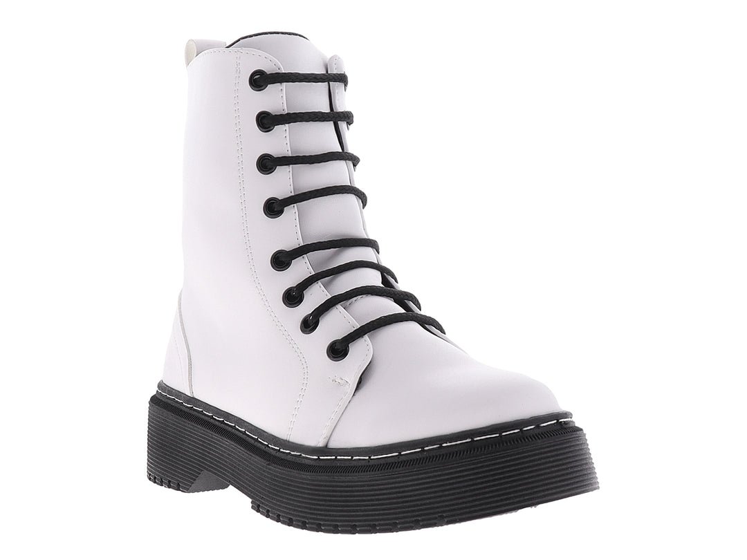 Botas blancas de caña media con agujetas y suela gruesa negra para mujer.