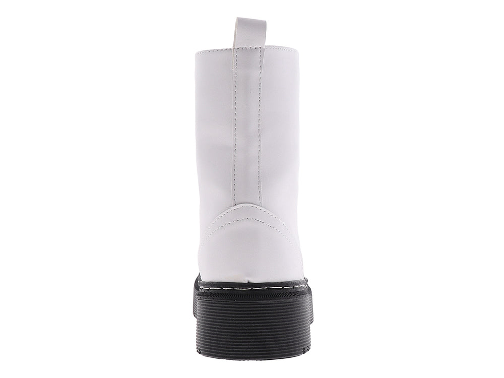 Botas blancas de caña media con agujetas y suela gruesa negra para mujer.