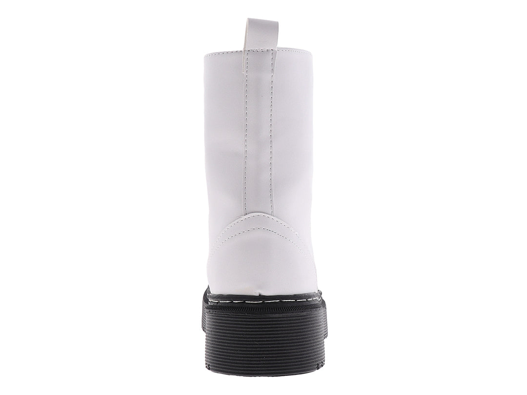 Botas blancas de caña media con agujetas y suela gruesa negra para mujer.