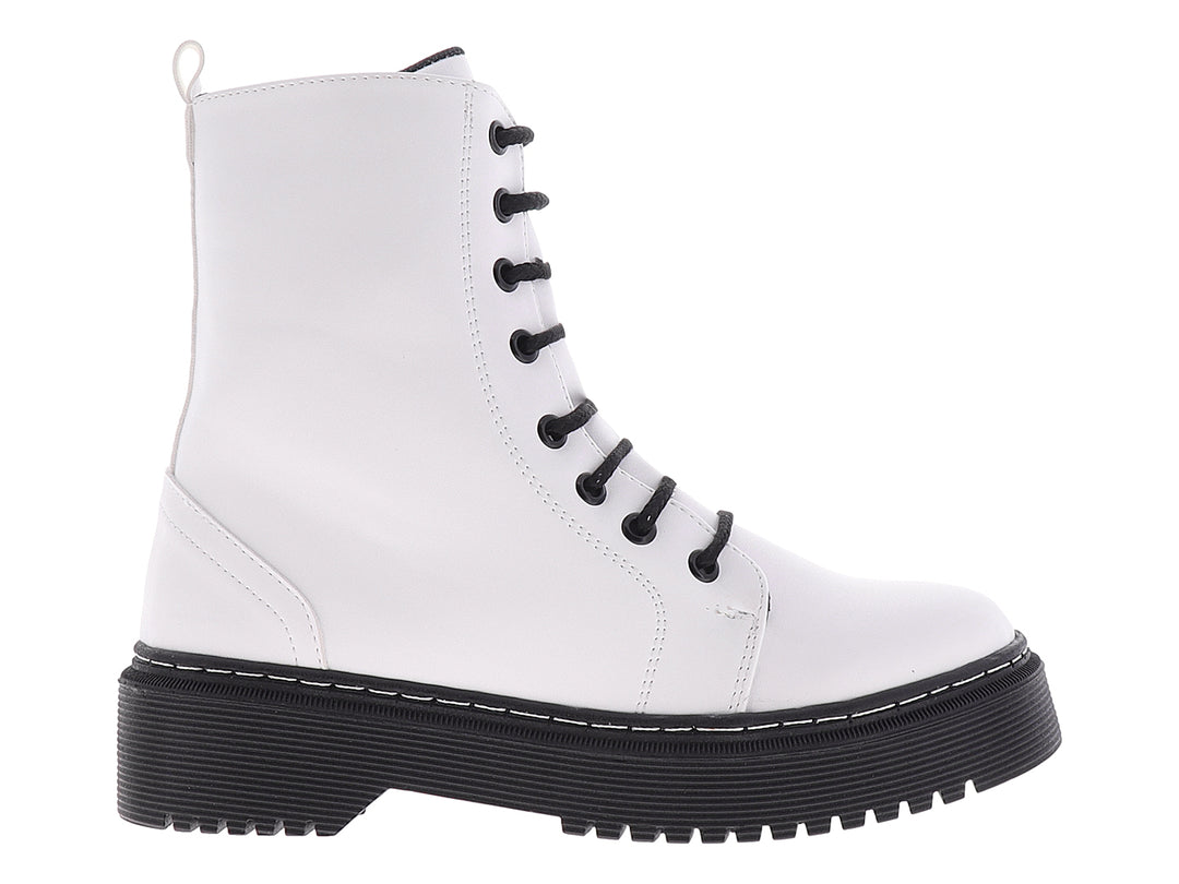 Botas blancas de caña media con agujetas y suela gruesa negra para mujer.