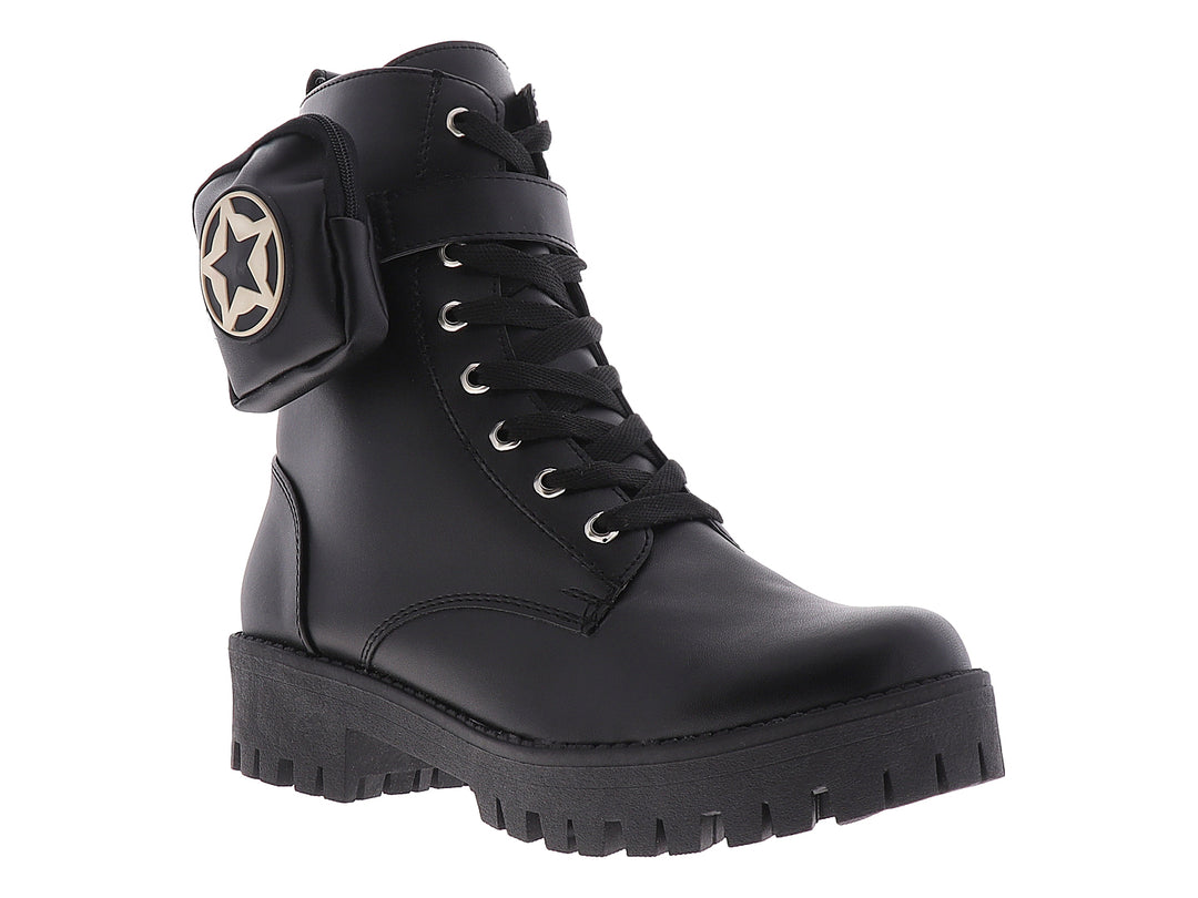Botines negros para mujer con suela track, agujetas y bolsillo lateral con detalle de estrella.