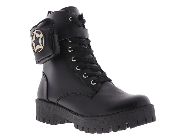 Botines negros para mujer con suela track, agujetas y bolsillo lateral con detalle de estrella.