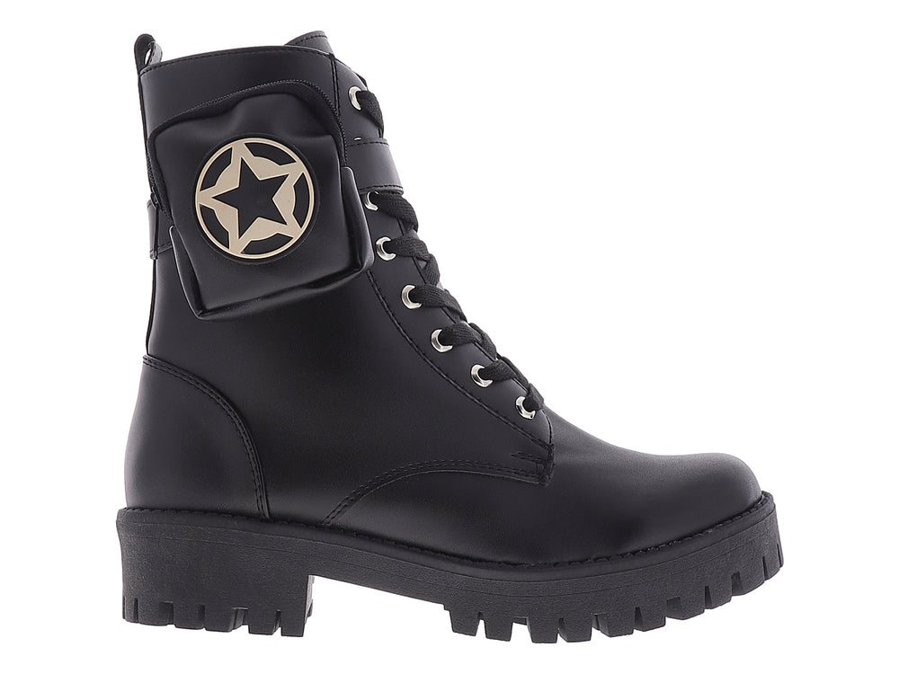 Botines negros para mujer con suela track, agujetas y bolsillo lateral con detalle de estrella.