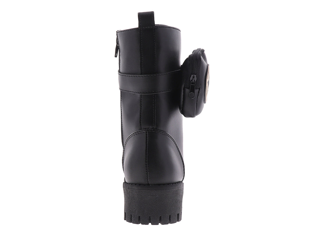 Botines negros para mujer con suela track, agujetas y bolsillo lateral con detalle de estrella.