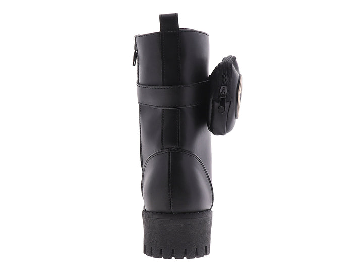 Botines negros para mujer con suela track, agujetas y bolsillo lateral con detalle de estrella.