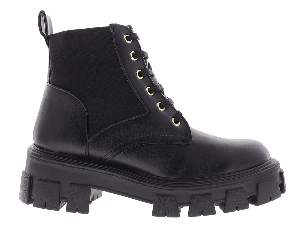 Bota negra para mujer con suela track gruesa y cordones.