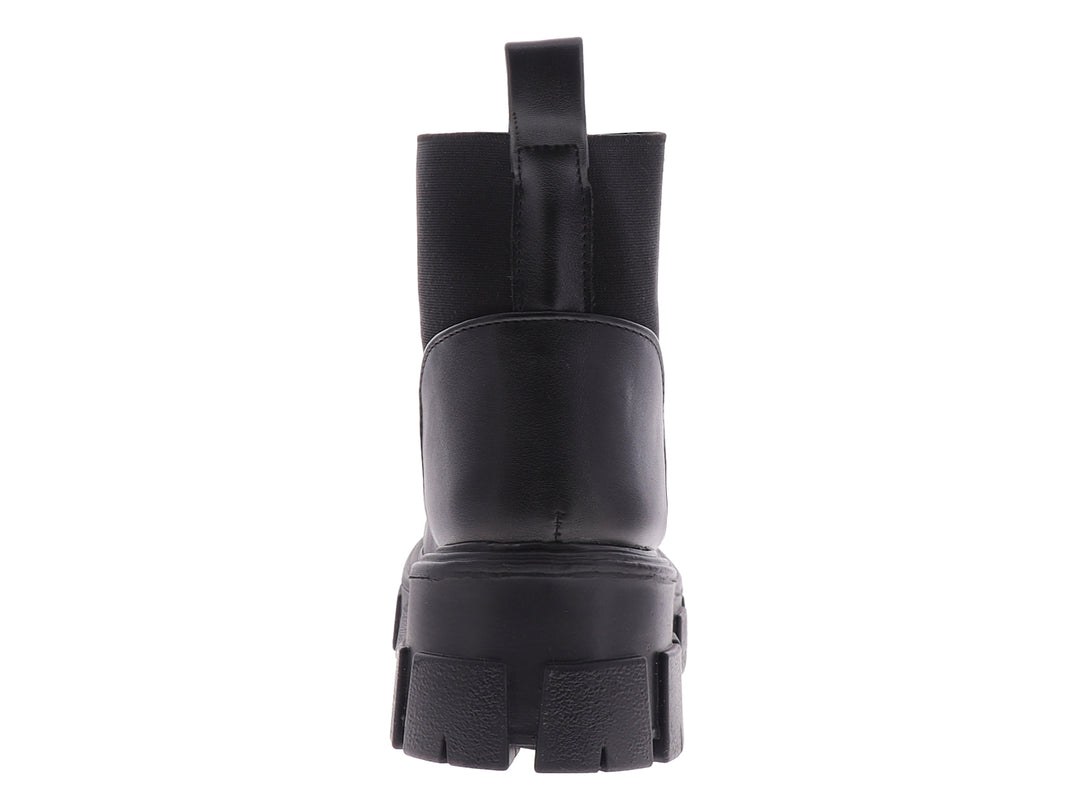 Bota negra para mujer con suela track gruesa y cordones.