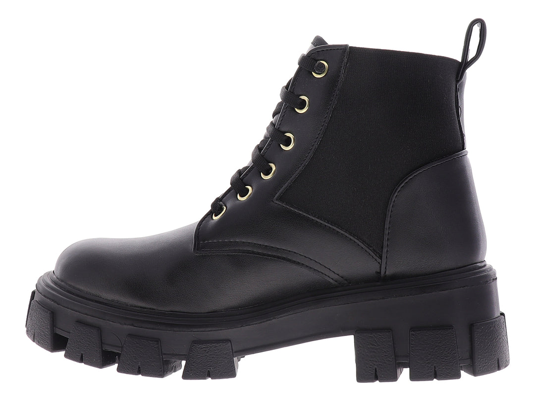 Bota negra para mujer con suela track gruesa y cordones.