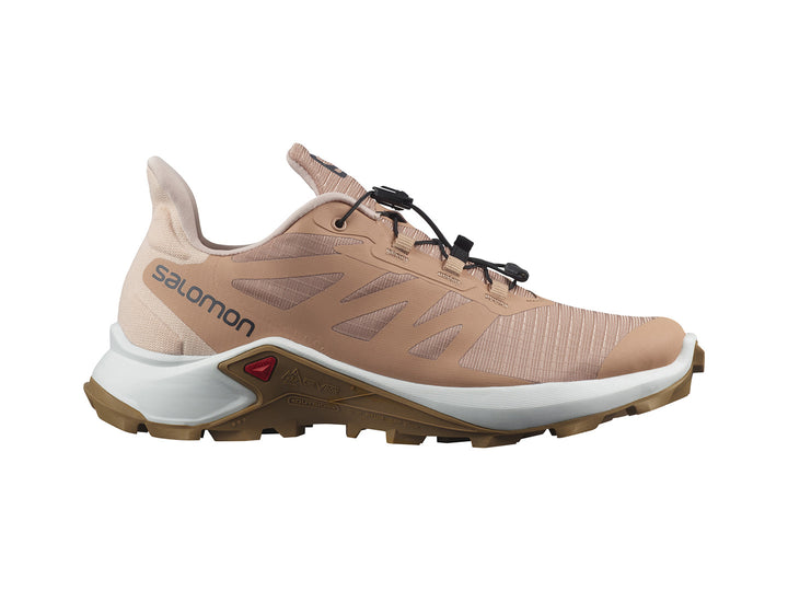 Tenis deportivos Salomon Supercross 3 en color beige con suela blanca y marrón.