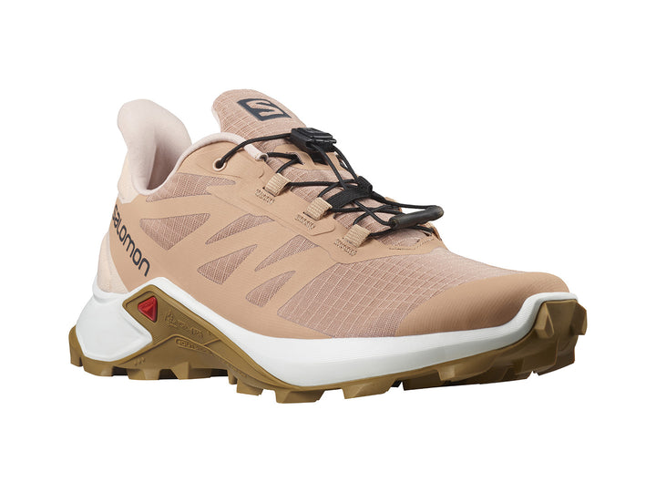 Tenis deportivos Salomon Supercross 3 en color beige con suela blanca y marrón.