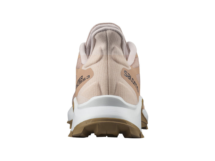 Tenis deportivos Salomon Supercross 3 en color beige con suela blanca y marrón.