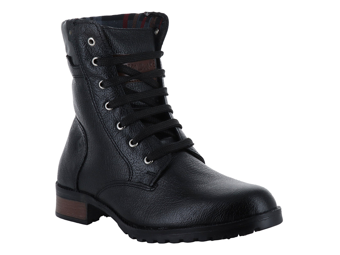 Bota Nevada de piel color negro con agujetas y suela resistente para uso casual.
