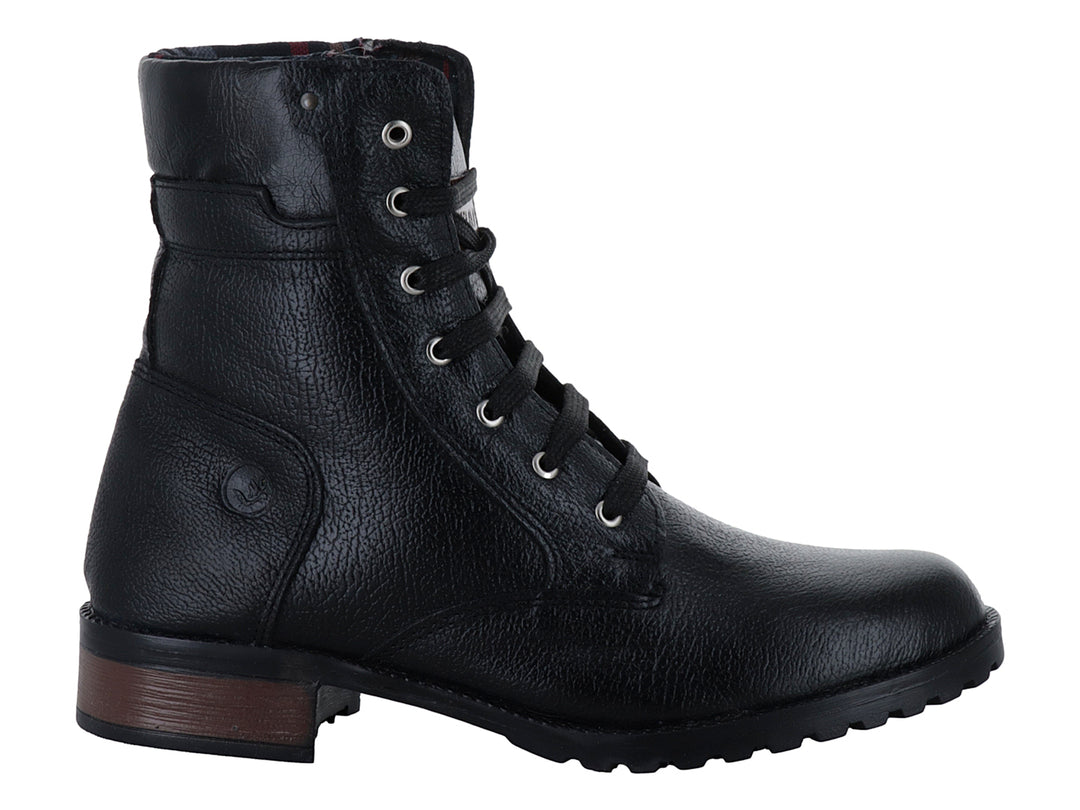 Bota Nevada de piel color negro con agujetas y suela resistente para uso casual.