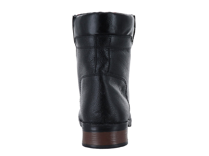 Bota Nevada de piel color negro con agujetas y suela resistente para uso casual.