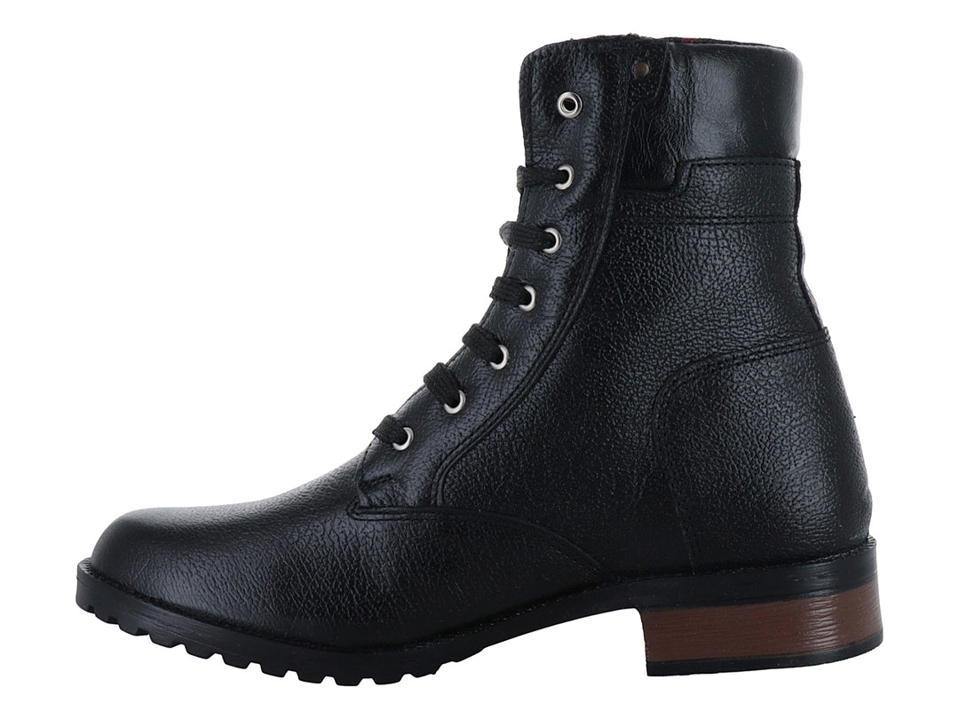 Bota Nevada de piel color negro con agujetas y suela resistente para uso casual.