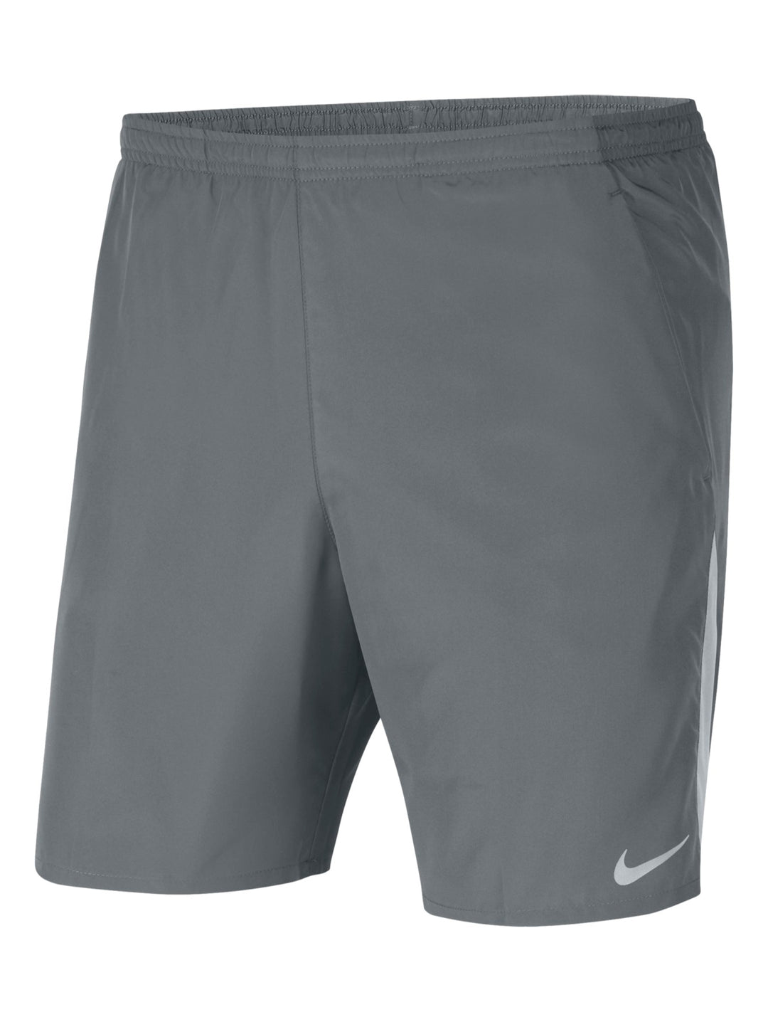 Hombre usando shorts deportivos Nike color gris humo y camiseta a juego.