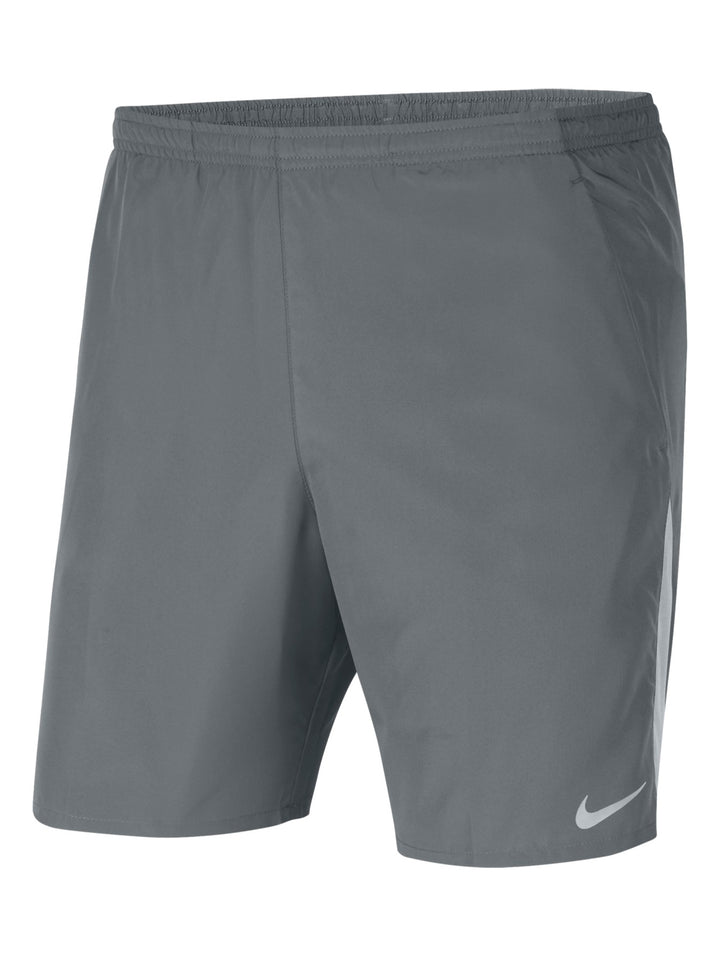Hombre usando shorts deportivos Nike color gris humo y camiseta a juego.