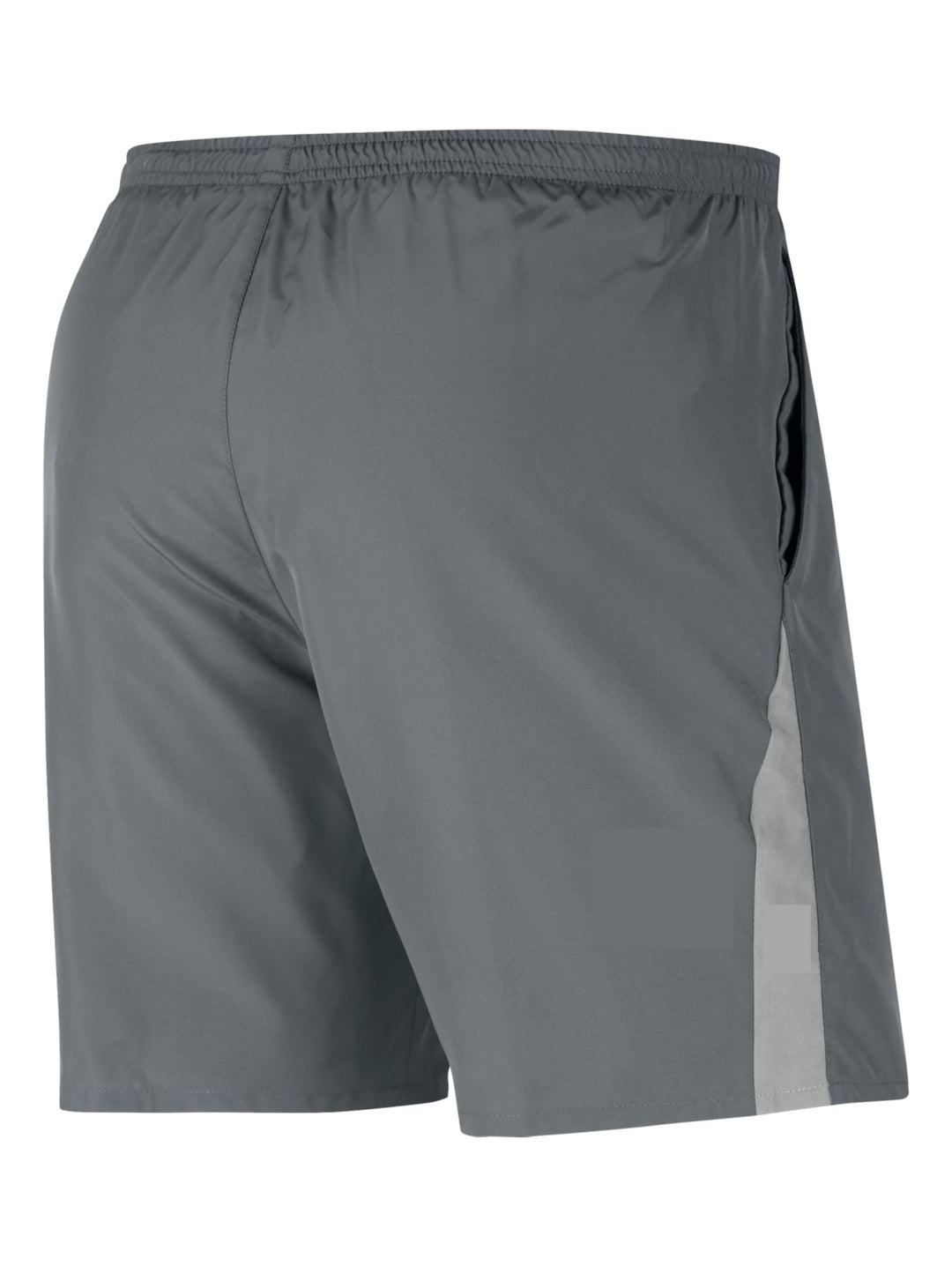 Hombre usando shorts deportivos Nike color gris humo y camiseta a juego.