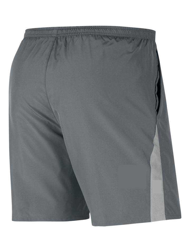 Hombre usando shorts deportivos Nike color gris humo y camiseta a juego.