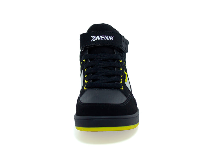 Tenis urbanos para niño marca NEWK en color negro con suela amarilla y detalles en blanco.