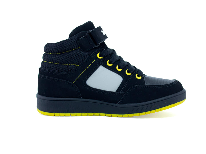 Tenis urbanos para niño marca NEWK en color negro con suela amarilla y detalles en blanco.