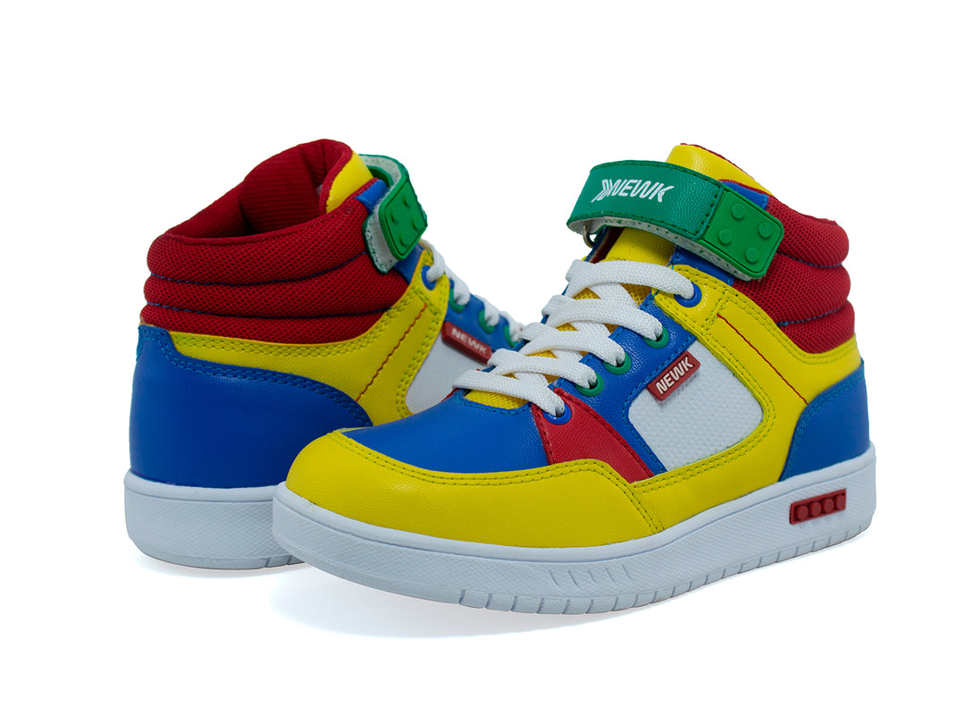 Tenis urbanos multicolores para niño marca NEWK con correa verde y suela blanca.