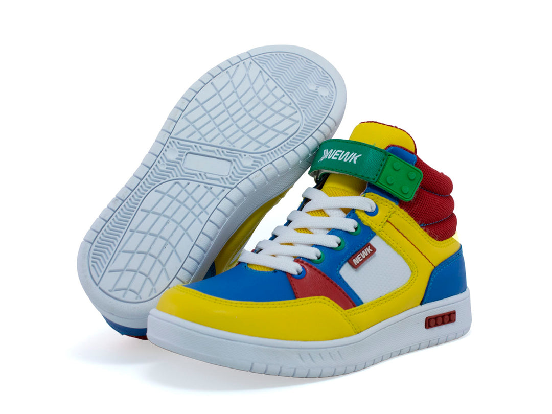 Tenis urbanos multicolores para niño marca NEWK con correa verde y suela blanca.