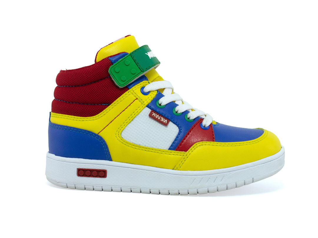 Tenis urbanos multicolores para niño marca NEWK con correa verde y suela blanca.