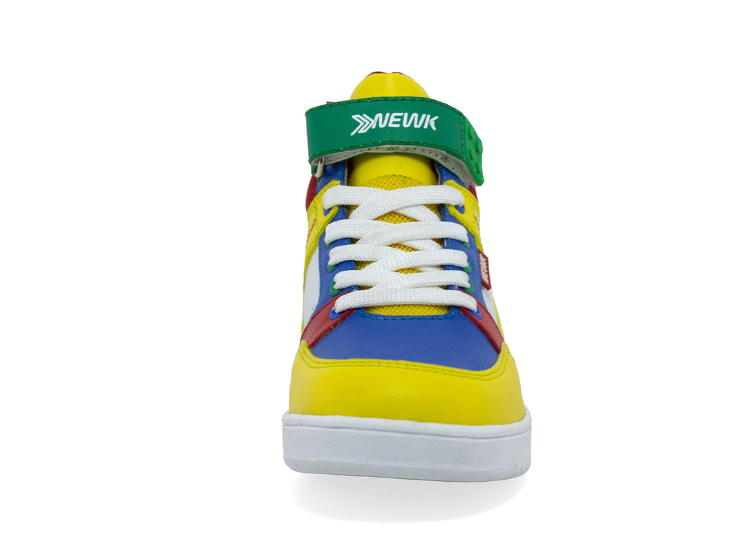 Tenis urbanos multicolores para niño marca NEWK con correa verde y suela blanca.