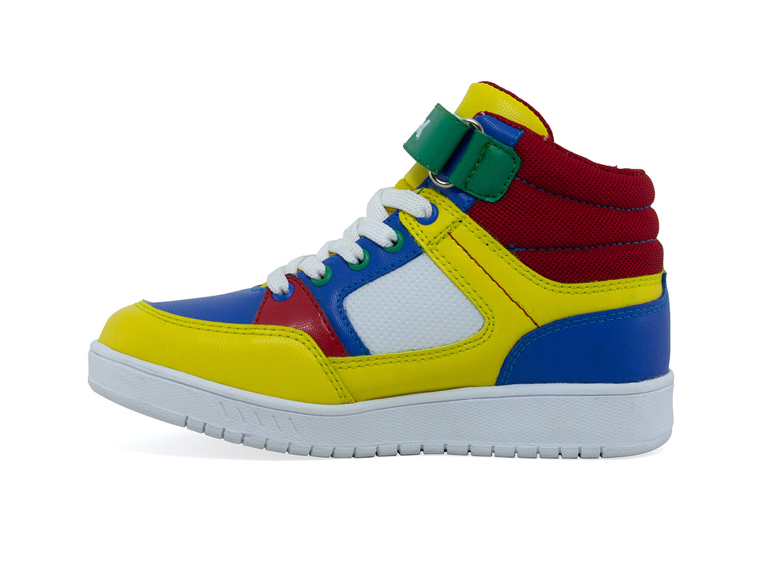 Tenis urbanos multicolores para niño marca NEWK con correa verde y suela blanca.
