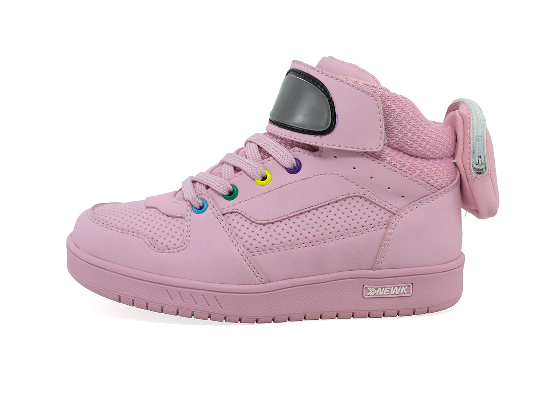 Tenis urbanos para niña en color rosa pastel con detalles coloridos y correa reflectante.