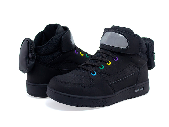 Tenis urbanos negros para niños marca NEWK con ojales multicolor y correa en el tobillo.