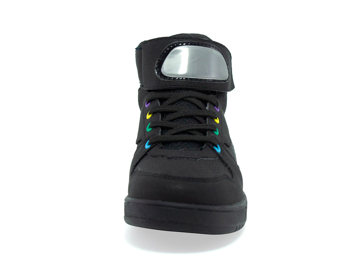 Tenis urbanos negros para niños marca NEWK con ojales multicolor y correa en el tobillo.