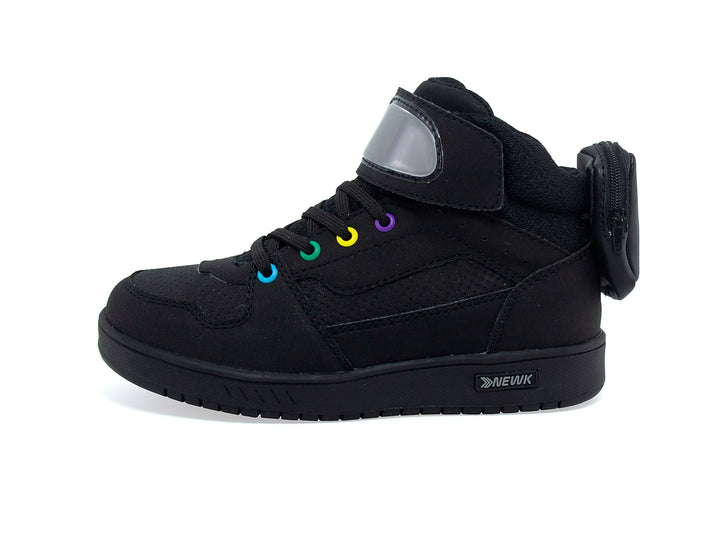 Tenis urbanos negros para niños marca NEWK con ojales multicolor y correa en el tobillo.