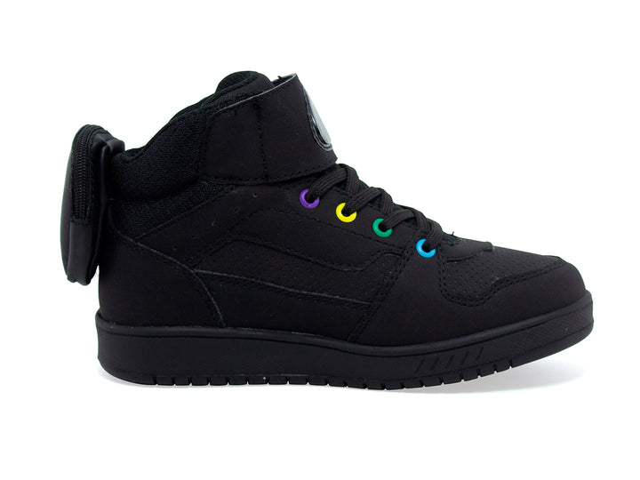 Tenis urbanos negros para niños marca NEWK con ojales multicolor y correa en el tobillo.