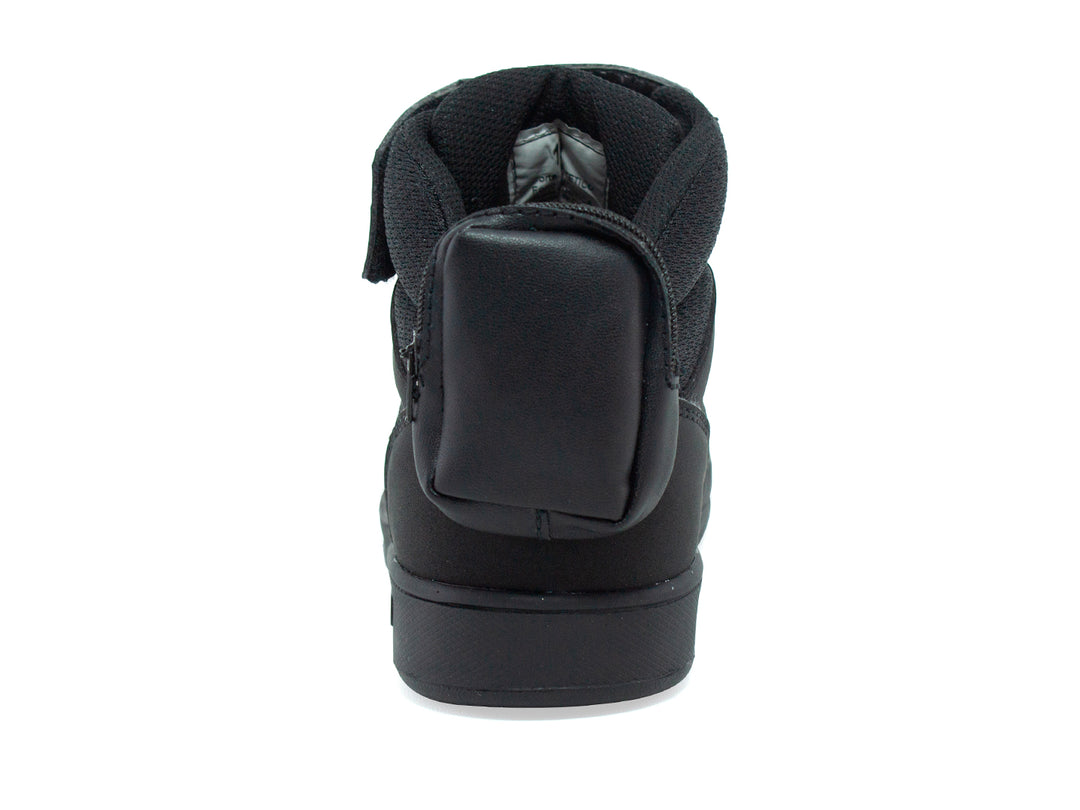 Tenis urbanos negros para niños marca NEWK con ojales multicolor y correa en el tobillo.