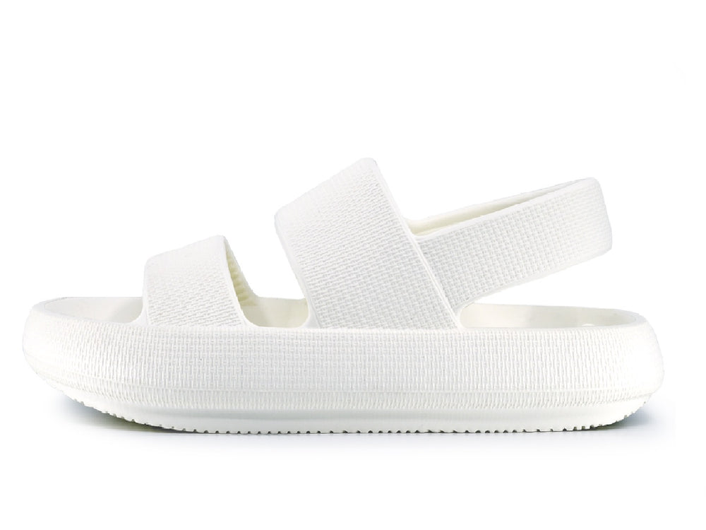 Sandalias blancas para mujer con dos tiras anchas y suela texturizada sobre fondo blanco.