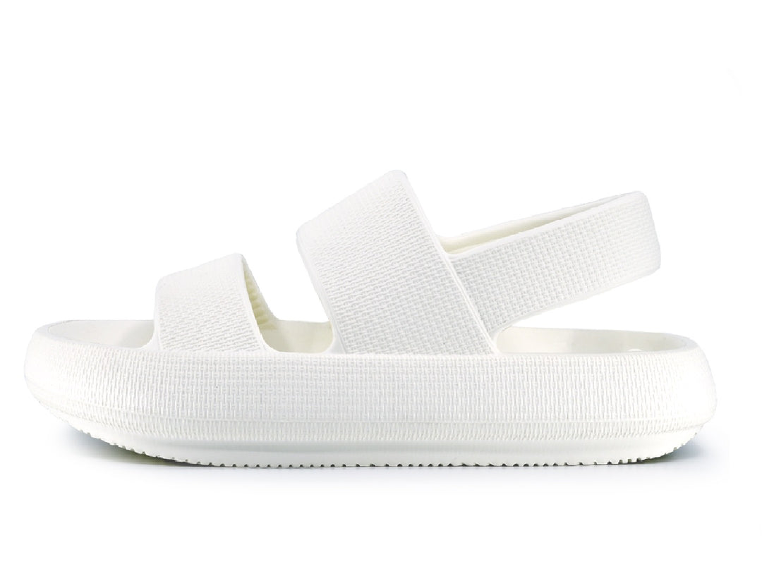 Sandalias blancas para mujer con dos tiras anchas y suela texturizada sobre fondo blanco.
